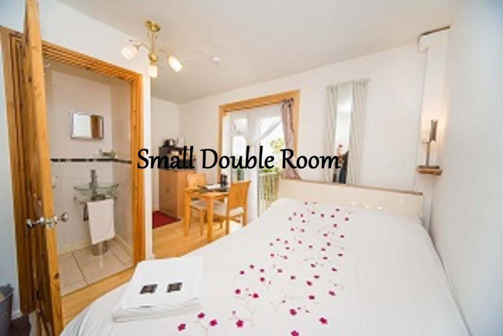 Countryside Retreat: Cosy Room with Fireplace and Balcony Views Axminster Exterior photo