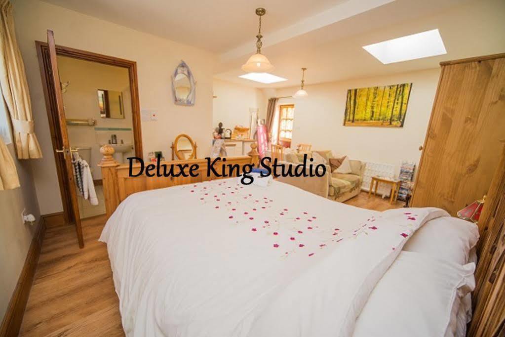 Countryside Retreat: Cosy Room with Fireplace and Balcony Views Axminster Exterior photo