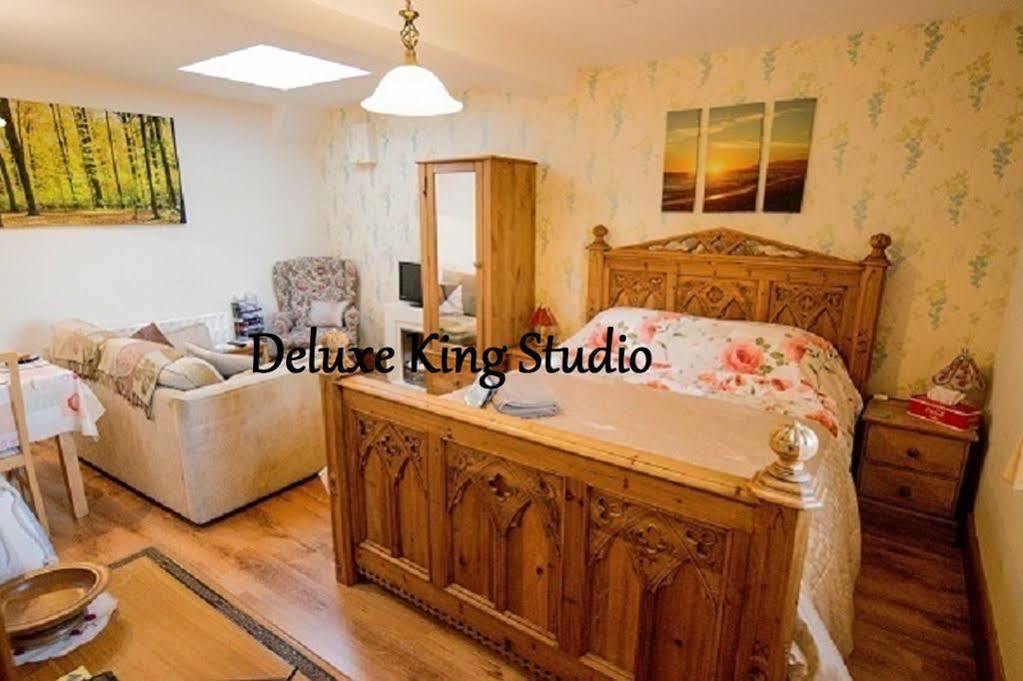 Countryside Retreat: Cosy Room with Fireplace and Balcony Views Axminster Exterior photo