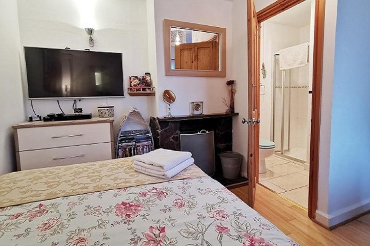 Countryside Retreat: Cosy Room with Fireplace and Balcony Views Axminster Exterior photo